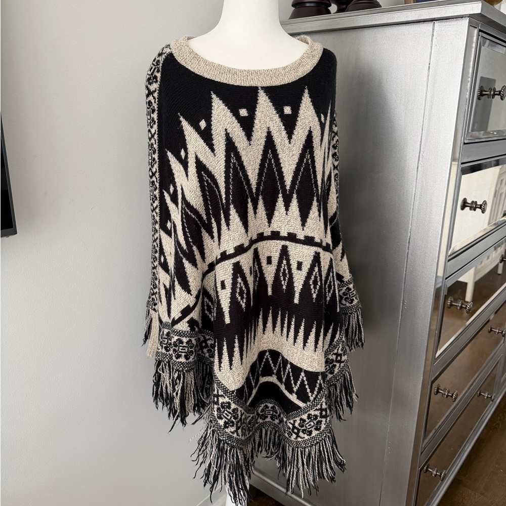 En Crème Tribal Print Poncho